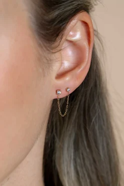 35mm ZINZI Gold 14 krt gouden dubbele oorstekers met verbonden ketting en witte zirkonia. Maar voor één oor. ZGO547
