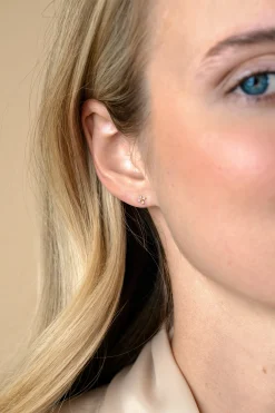 5mm ZINZI Gold 14 krt gouden fantasie oorknoppen in bloemvorm, bezet met vier ronde witte zirkonia's ZGO519