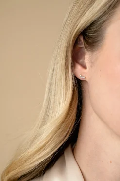 7mm ZINZI Gold 14 krt gouden oorknoppen met drie witte zirkonia's in rijzetting ZGO515