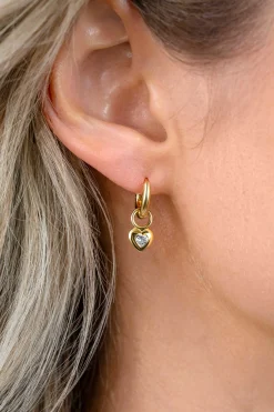 7mm ZINZI gold plated zilveren oorbedels met een glad hartje, bezet met een hartvormige witte zirkonia ZICH2886Y (zonder oorringen)
