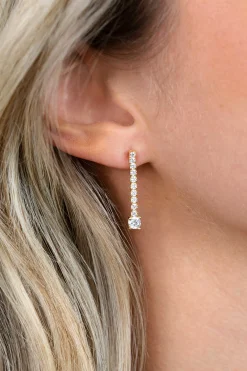 26mm ZINZI gold plated zilveren tennis oorstekers met een rijzetting witte zirkonia's in verschillende grootte ZIO2894Y
