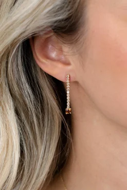 26mm ZINZI gold plated zilveren tennis oorstekers met een rijzetting champagnekleurige zirkonia's en iets grotere donkerbruine zirkonia's ZIO2894C