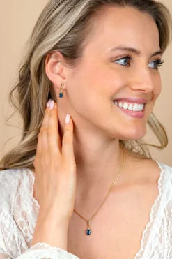 19mm ZINZI gold plated zilveren oorstekers met rechthoekige petrolblauwe kleursteen en rijzetting van witte zirkonia's ZIO2896