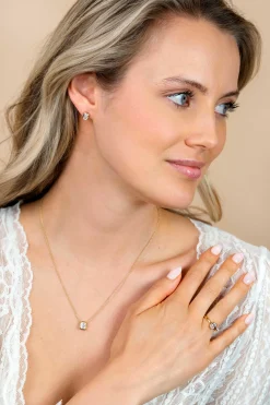 7mm ZINZI gold plated zilveren oorstekers met rechthoekige gladde kastzetting bezet met een witte zirkonia ZIO2899