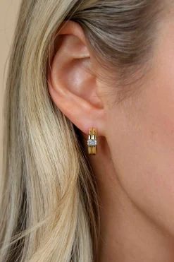 15mm ZINZI goldplated zilveren oorringen met gladde banen en schitterend pavé van zirkonia's, luxe klapsluiting ZIO2830