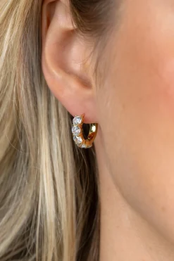 16mm ZINZI goldplated zilveren tennis oorringen bezet met vijf ronde witte zirkonia's, 4mm buisdikte en luxe klapsluiting ZIO2808