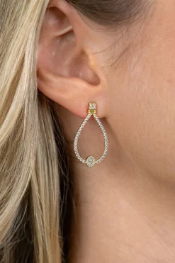 29mm ZINZI goldplated zilveren luxe oorstekers met grote sierlijke open druppelvorm, bezet met witte zirkonia’s ZIO2815