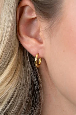 15mm ZINZI goldplated zilveren oorringen glad met 2mm buisdikte en luxe klapsluiting ZIO401G
