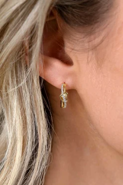 15mm ZINZI gold plated zilveren oorringen met een opengewerkt sierlijk hart waarbij een rij witte zirkonia’s vloeiend door het hart loopt, luxe klapsluiting ZIO2874Y