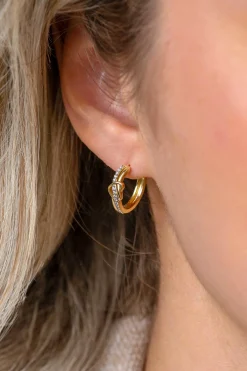 15mm ZINZI gold plated zilveren oorringen met een opengewerkt sierlijk hart waarbij een rij witte zirkonia’s vloeiend door het hart loopt, luxe klapsluiting ZIO2874Y