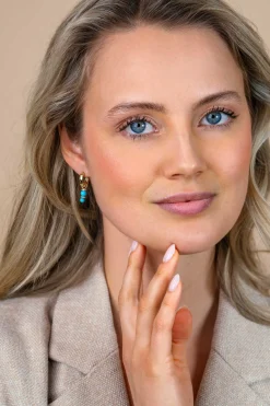 16mm ZINZI gold plated zilveren oorbedels met twee turquoise parels onder elkaar waarbij de top is bezet met witte zirconia's ZICH2864T (zonder oorringen)