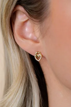 10mm ZINZI gold plated zilveren oorknoppen 2 open hartjes met elkaar verbonden, waarvan 1 hartje bezet met witte zirconia's ZIO2493Y