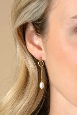 37mm ZINZI gold plated zilveren oorstekers met open rondje en kettinkje met bungelend witte zoetwaterparel in organische vorm ZIO2615