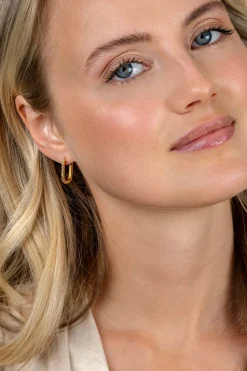 17mm ZINZI gold plated zilveren oorringen in ovale vorm met gedraaide buis en luxe klapsluiting ZIO2691G