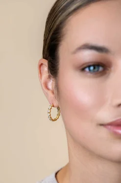 21mm ZINZI gold plated zilveren halve oorringen 4mm buisdikte, bezet met 12 witte zirconia's en met vlindersluiting ZIO2573Y