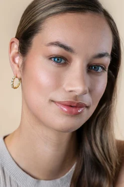 21mm ZINZI gold plated zilveren halve oorringen 4mm buisdikte, bezet met 12 witte zirconia's en met vlindersluiting ZIO2573Y