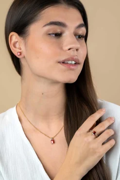 9mm ZINZI gold plated zilveren oorknoppen met een rechthoekige rood granaat kleursteen in vierpoots-zetting ZIO2392R