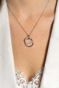 26mm ZINZI zilveren hanger, waarbij twee grote ronde ringen met elkaar verweven zijn. Bezet met witte zirconia's ZIH2431 (zonder collier)