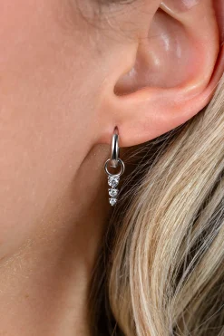 13mm ZINZI zilveren oorbedels met drie onder elkaar geplaatste witte zirkonia’s in verfijnde chatonzetting ZICH2887 (zonder oorringen)