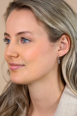 13mm ZINZI zilveren oorbedels met drie onder elkaar geplaatste witte zirkonia’s in verfijnde chatonzetting ZICH2887 (zonder oorringen)