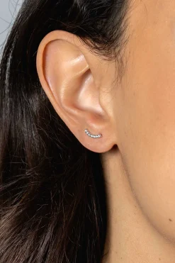10mm ZINZI zilveren oorknoppen met een sierlijke boog, bezet met zeven witte zirconia's ZIO2426