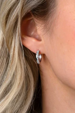 15mm ZINZI zilveren oorringen bezet met een rij witte zirkonia’s in verfijnde chatonzetting, luxe klapsluiting ZIO2870