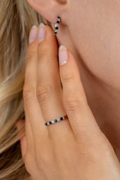 12mm ZINZI zilveren oorringen bezet met witte en zwarte zirkonia's 2mm buisdikte met luxe klapsluiting ZIO2559Z