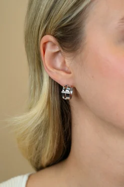 17mm ZINZI zilveren oorringen met 2 banen en verbonden staafje met witte zirkonia’s, luxe scharniersluiting ZIO2728