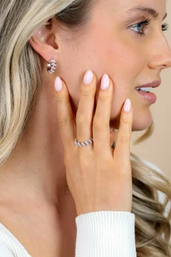 16mm ZINZI zilveren oorringen met een sierlijk open golvend design, bezet met witte zirkonia’s, luxe klapsluiting ZIO2877