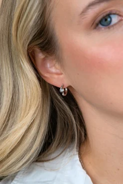 14mm ZINZI zilveren oorringen met ronde zirkonia, sierlijk omklemd door twee golvende banen, met luxe klapsluiting ZIO2766