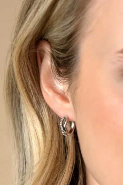 15mm ZINZI zilveren oorringen organisch gevormd met twee golvende banen, waarvan één bezet met witte zirconia's, met luxe klapsluiting ZIO2629