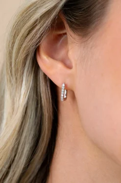 12mm ZINZI zilveren rechthoekige oorringen, strakke buis bezet met een rij witte zirkonia’s, luxe klapsluiting ZIO2878
