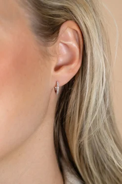 13mm ZINZI zilveren tennis oorringen bezet met een rij schitterende zirkonia’s ZIO2831