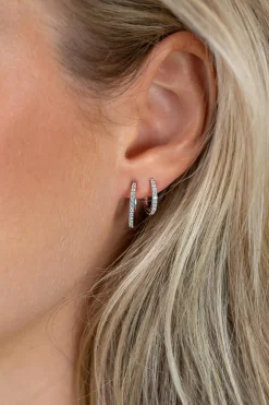 13mm ZINZI zilveren tennis oorringen bezet met een rij schitterende zirkonia’s ZIO2831