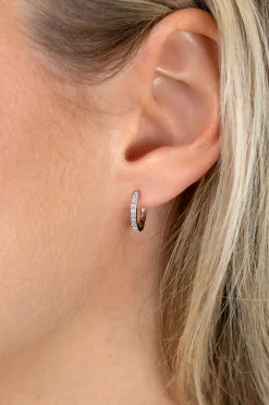 13mm ZINZI zilveren tennis oorringen bezet met een rij schitterende zirkonia’s ZIO2831