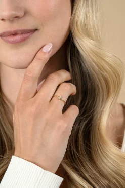 ZINZI Gold 14 karaat gouden ring met staafje bezet met drie witte zirkonia's ZGR531