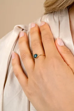 ZINZI Gold 14 krt gouden ring waarbij een Londen topaas (6mm) is gezet in een vierkante chatonzetting ZGR537