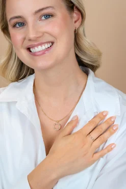 ZINZI goldplated zilveren aanschuifring met kleine kruisjes op de rijzetting tussen de witte zirkonia's ZIR2814