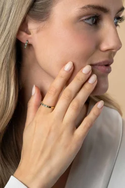 ZINZI gold plated zilveren aanschuifring 2mm breed in chatonzettingen bezet met diepgroene kleurstenen en witte zirconia's ZIR2557
