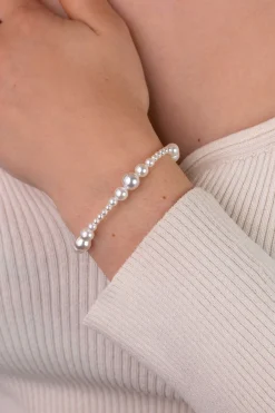 ZINZI gold plated zilveren armband met glanzende witte parels in verschillende groottes en speelse opbouw ZIA2908
