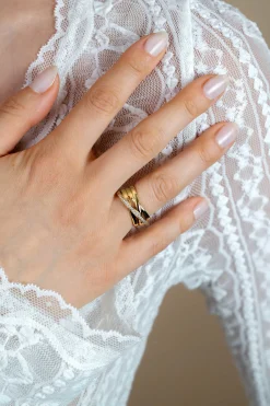 ZINZI gold plated zilveren brede cross-over ring glad wit ZIR1790Y