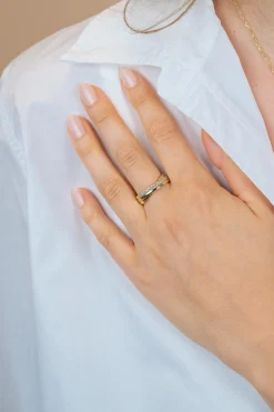 ZINZI goldplated zilveren brede cross-over ring glad witte zirkonia's ZIR2801