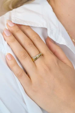 ZINZI goldplated zilveren brede cross-over ring glad witte zirkonia's ZIR2801