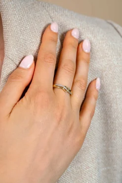 ZINZI gold plated zilveren cross-over ring met een opengewerkt sierlijk hart waarbij een rij witte zirkonia’s vloeiend door de scheen en hart loopt ZIR2874Y