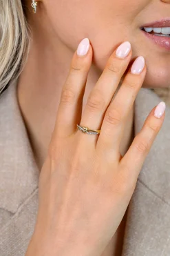 ZINZI gold plated zilveren cross-over ring met een opengewerkt sierlijk hart waarbij een rij witte zirkonia’s vloeiend door de scheen en hart loopt ZIR2874Y