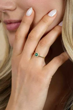 ZINZI gold plated zilveren entourage ring bezet met witte zirkonia's en smaragdgroene kleursteen ZIR2697G