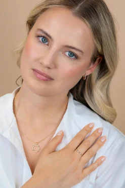 ZINZI goldplated zilveren ketting 45cm met open ronde hanger, verfraaid met X-details en witte zirkonia’s ZIC2814