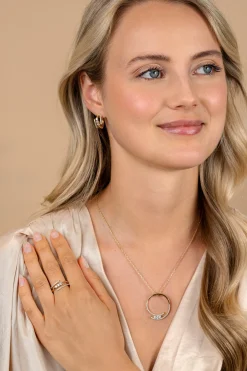 ZINZI gold plated zilveren ketting met grote open ronde hanger 25mm bezet met witte zirkonia's 45-50 cm ZIC2645Y