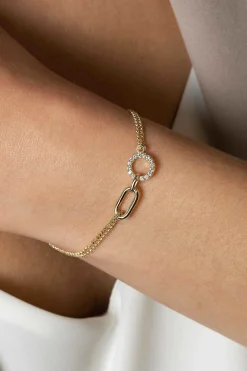 ZINZI gold plated zilveren multi-look armband met twee kettinkjes, verbonden aan een ovale schakel en open rondje bezet met witte zirconia's 17-20cm ZIA2463Y
