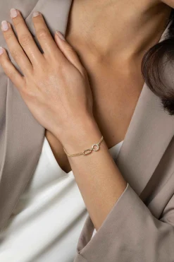 ZINZI gold plated zilveren multi-look armband met twee kettinkjes, verbonden aan een ovale schakel en open rondje bezet met witte zirconia's 17-20cm ZIA2463Y